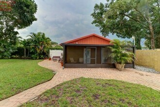 7911 Flowerfield Dr in Tampa, FL - Building Photo - Building Photo