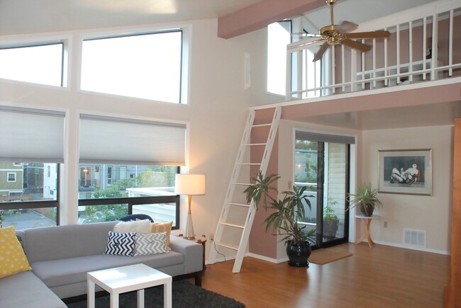 6210 14th Ave NW, Unit 301 in Seattle, WA - Building Photo - Building Photo