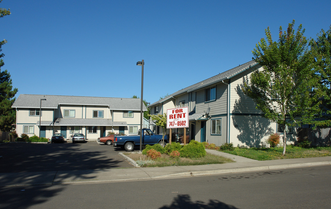 270 S 41st St in Springfield, OR - Building Photo