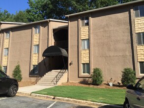 2388 Lawrenceville Hwy in Decatur, GA - Foto de edificio - Building Photo