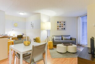 28 Nelson St in Toronto, ON - Building Photo