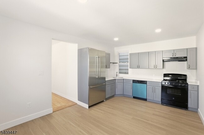 196 2nd St, Unit 2 in Newark, NJ - Foto de edificio - Building Photo