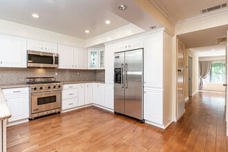 11102 Woodruff Ave, Unit 10 in Downey, CA - Foto de edificio - Building Photo