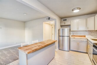 304 Orland St in Las Vegas, NV - Building Photo - Building Photo