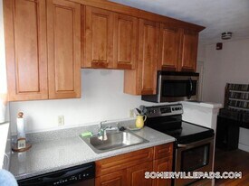 18 Bond St in Somerville, MA - Building Photo