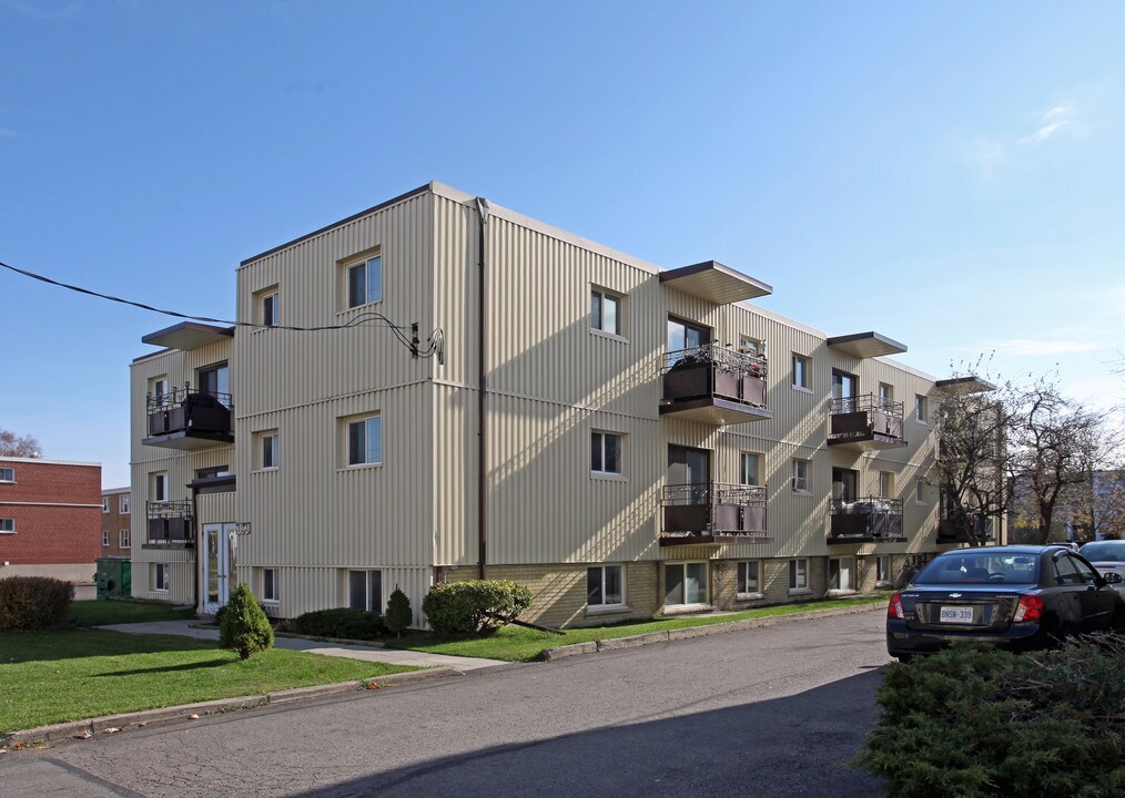 323 Gibb St in Oshawa, ON - Building Photo