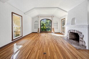 166 N Arnaz Dr in Beverly Hills, CA - Building Photo