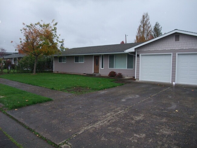 830 W Isabella St in Lebanon, OR - Building Photo - Building Photo