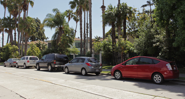 5120 Livingston Dr in Long Beach, CA - Foto de edificio - Building Photo