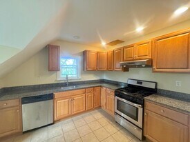 102 Sycamore St, Unit 3 in Somerville, MA - Building Photo