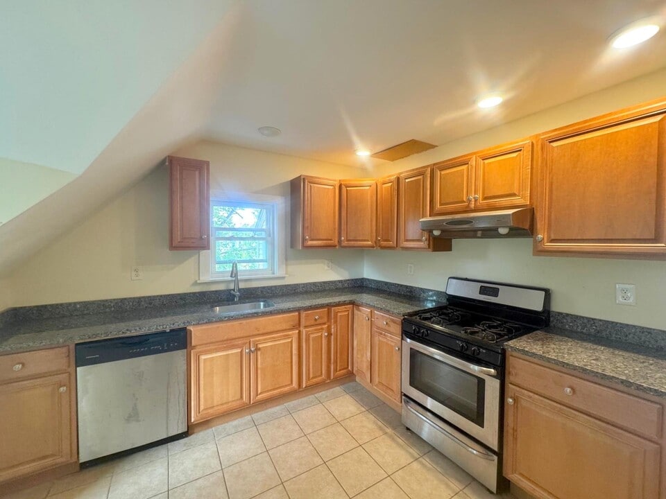 102 Sycamore St, Unit 3 in Somerville, MA - Building Photo