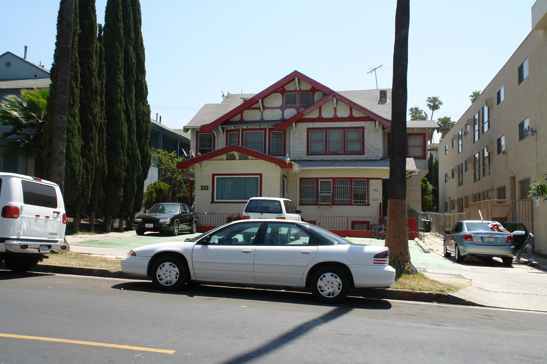 942 S Westmoreland Ave in Los Angeles, CA - Building Photo