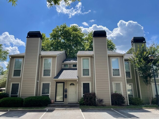 property at 1119 Riverbend Club Dr SE