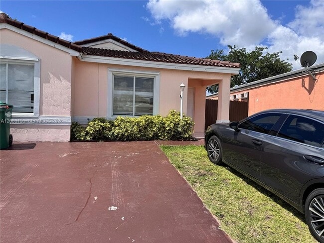 14350 SW 175th St in Miami, FL - Foto de edificio - Building Photo