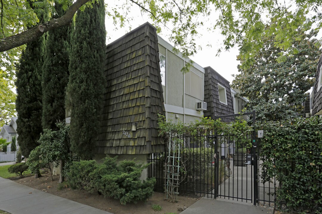 2420 S St in Sacramento, CA - Building Photo