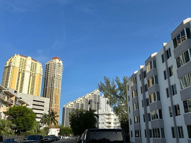 250 180th Dr, Unit 508 in Sunny Isles Beach, FL - Building Photo - Building Photo