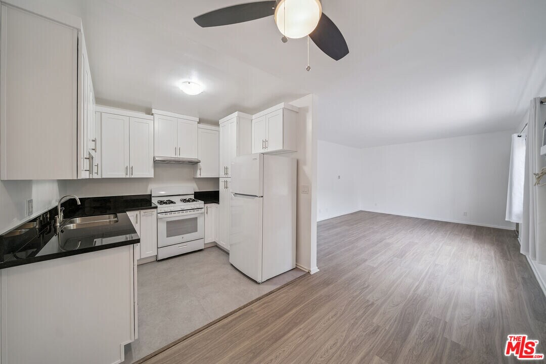 217 S Carondelet St in Los Angeles, CA - Building Photo