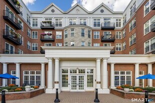 85 Memorial Rd in West Hartford, CT - Building Photo