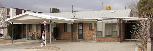 5807 Zia Rd NE in Albuquerque, NM - Foto de edificio - Building Photo