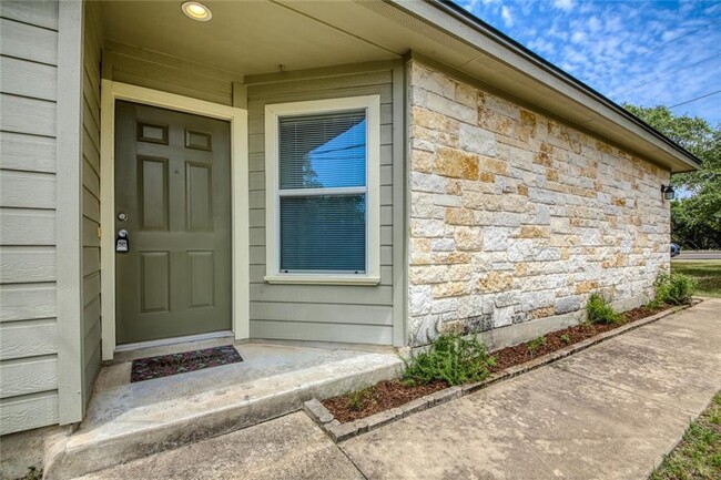 21501 Boggy Ford Rd in Lago Vista, TX - Building Photo - Building Photo