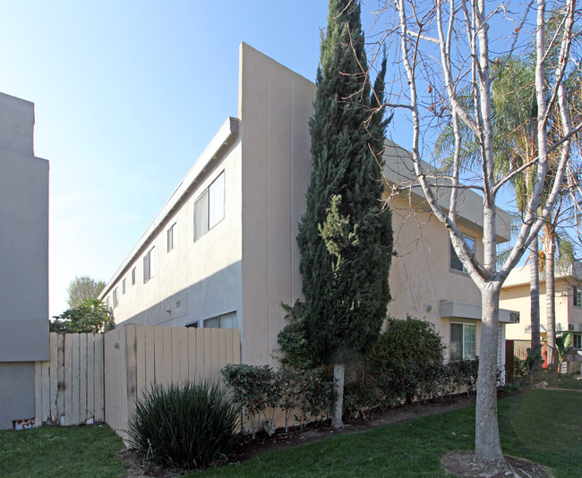 1934 E Wilson Ave in Orange, CA - Foto de edificio - Building Photo