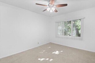 11660 Chenault St in Los Angeles, CA - Foto de edificio - Building Photo