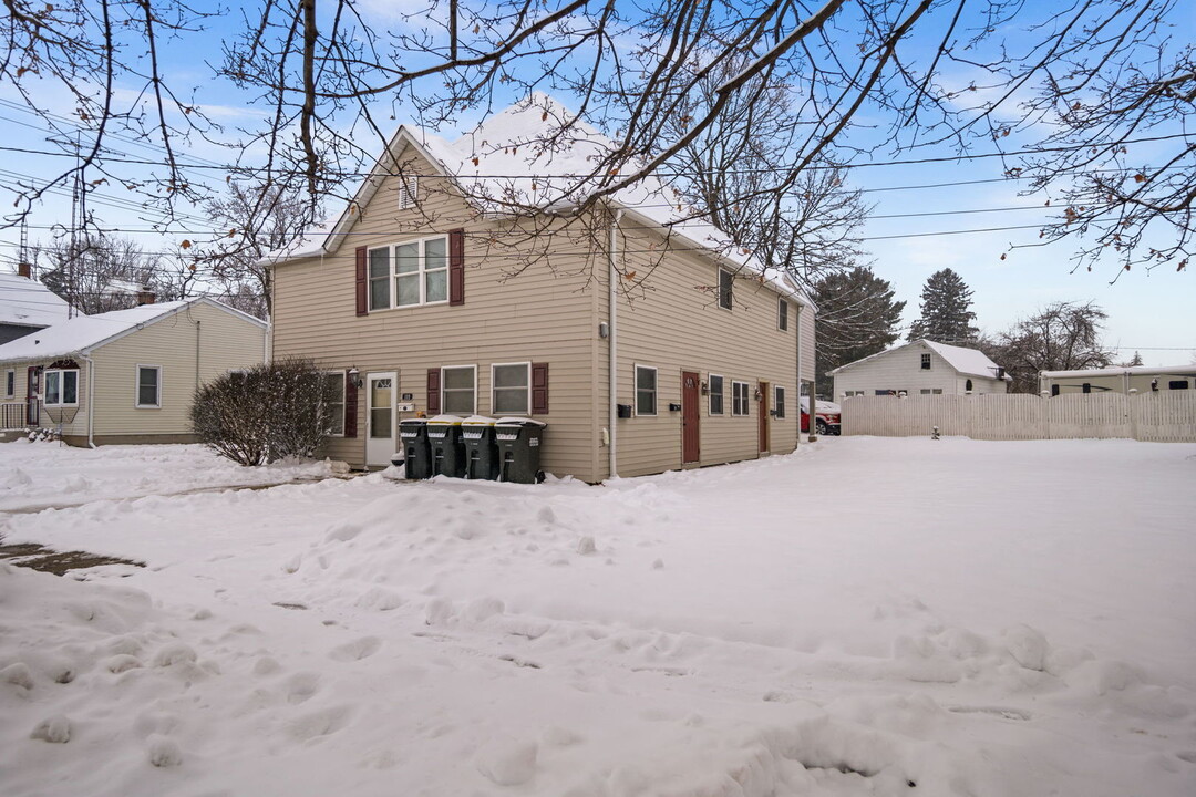 109 S Stott St in Genoa, IL - Building Photo