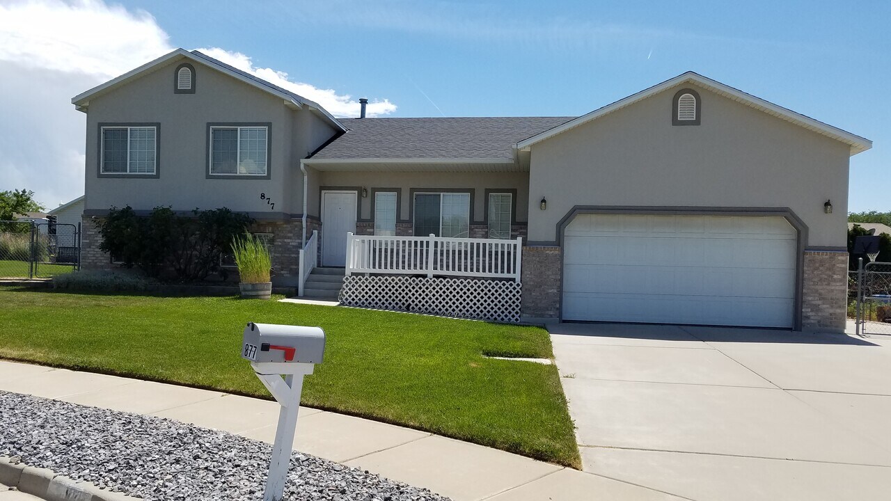 877 W 1145 N in Clinton, UT - Building Photo