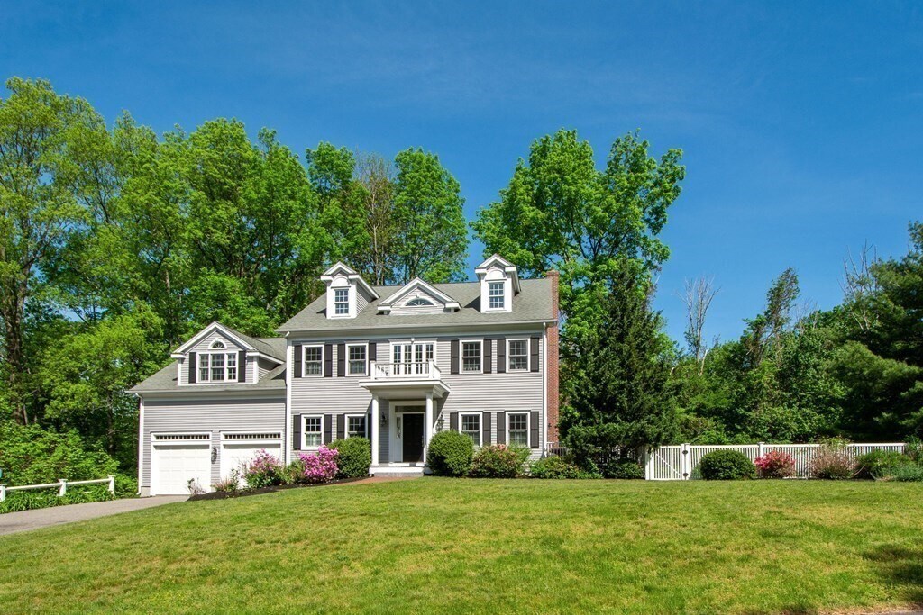10 Sanctuary Pond Rd in Cohasset, MA - Building Photo