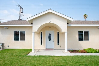 1219 N Azusa Ave in Azusa, CA - Foto de edificio - Building Photo