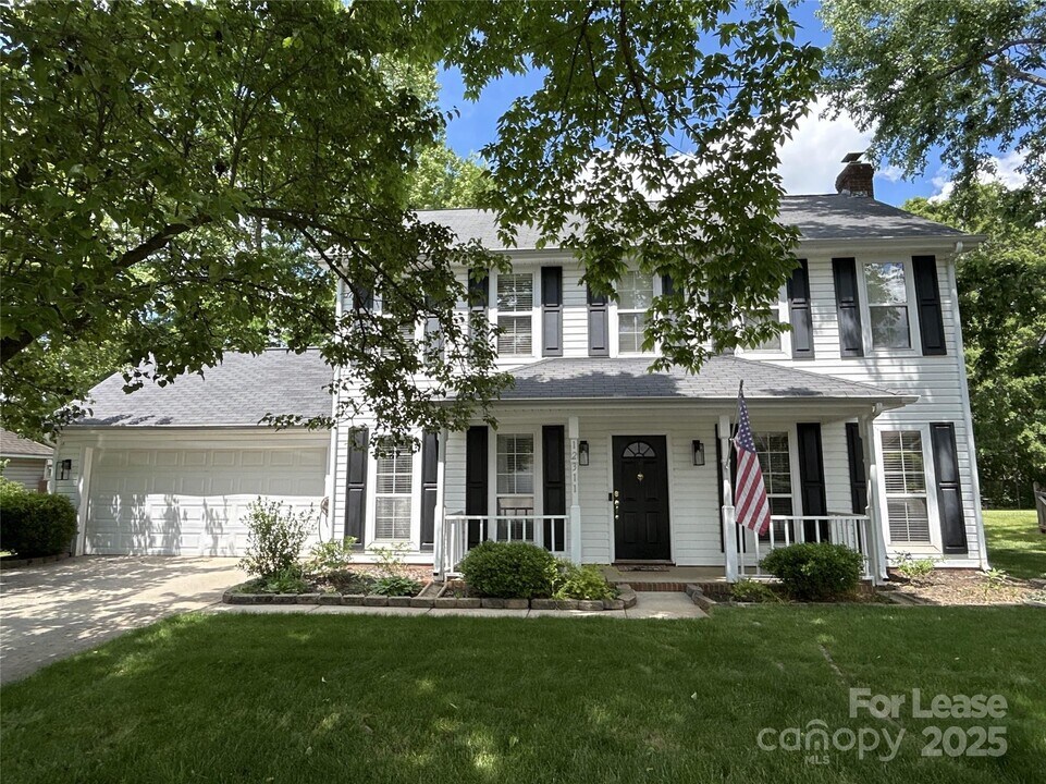 12311 Longmont Dr in Charlotte, NC - Foto de edificio