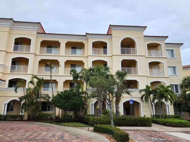 35 Harbour Isle Dr E in Fort Pierce, FL - Building Photo - Building Photo