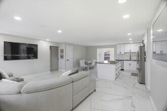6948 NW 8th St in Margate, FL - Building Photo - Building Photo
