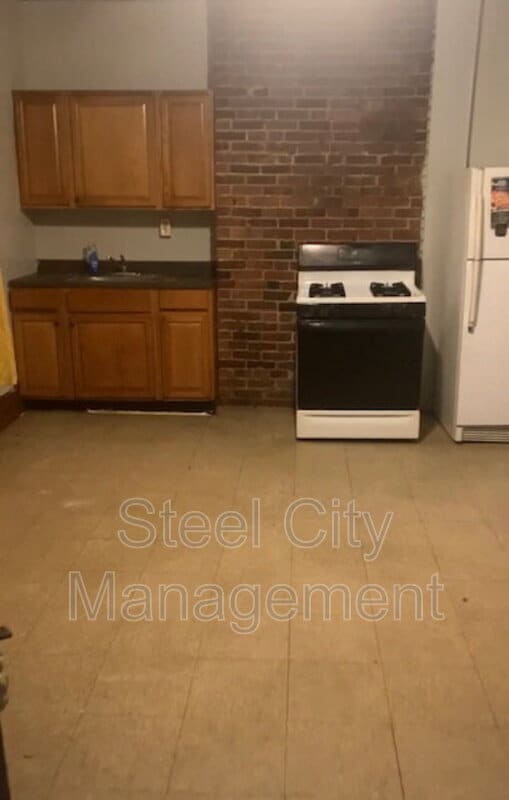 810 Wood St in East Pittsburgh, PA - Building Photo - Building Photo