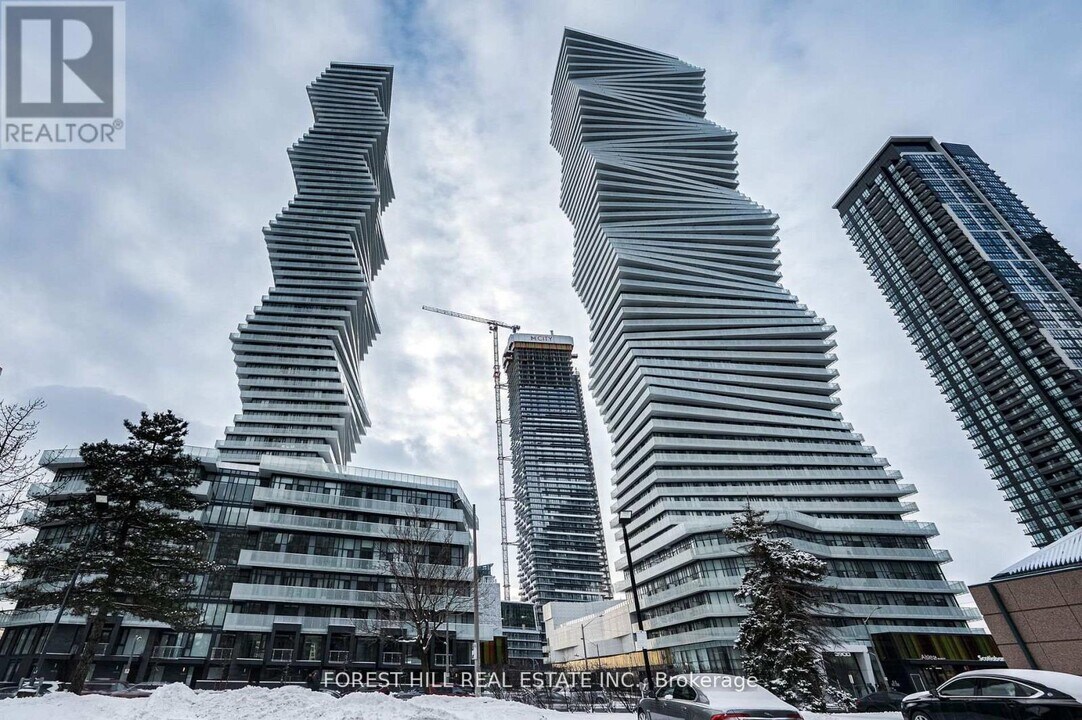 3900 Confederation Pkwy in Mississauga, ON - Building Photo