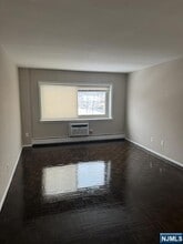40 Zabriskie St in Hackensack, NJ - Building Photo - Building Photo