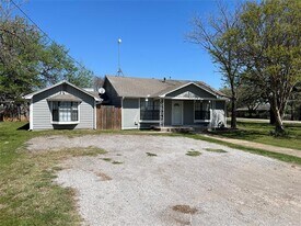 300 W 4th St in Springtown, TX - Building Photo