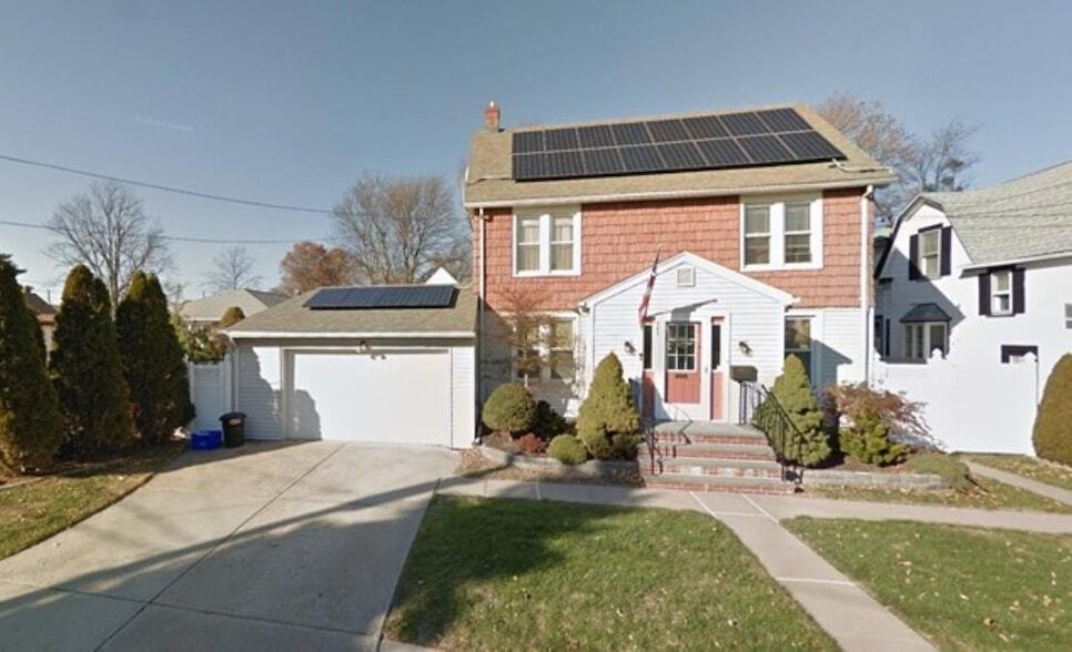 943 Steele Blvd, Unit 227 in Baldwin, NY - Building Photo