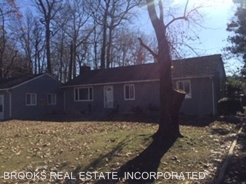 222 Woodhaven Rd in Newport News, VA - Foto de edificio