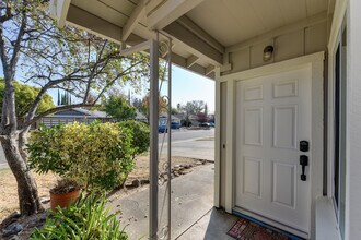 6933 Trovita Way in Citrus Heights, CA - Building Photo - Building Photo