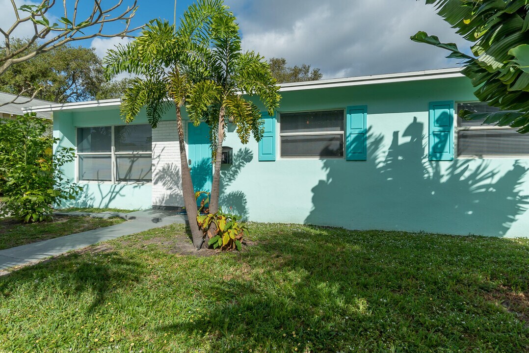 1205 Alpha St in West Palm Beach, FL - Building Photo