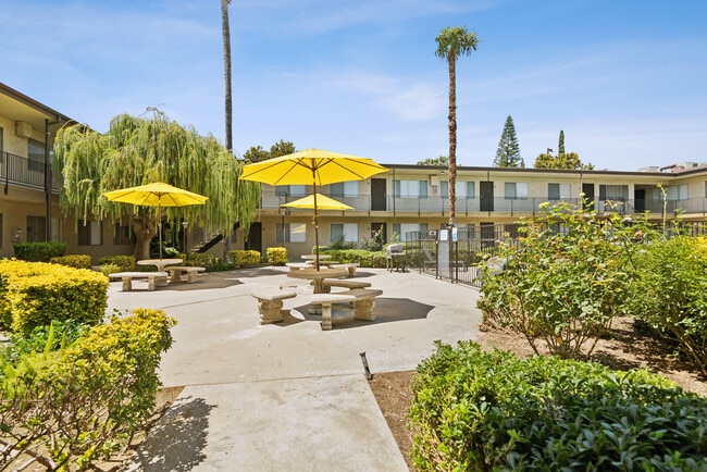 Villa Rosa in Riverside, CA - Foto de edificio - Building Photo
