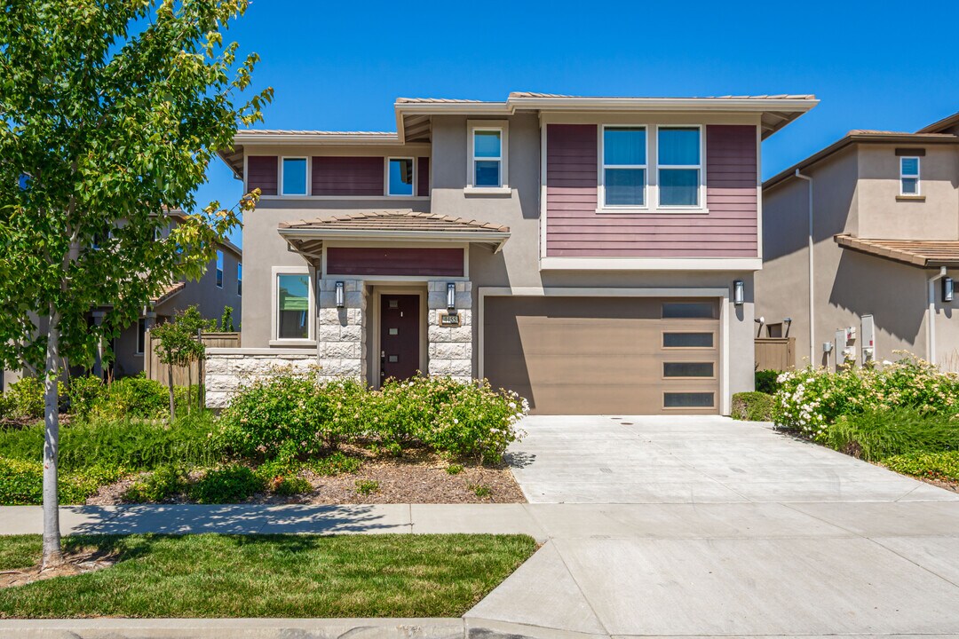 4455 English Elm St in Sacramento, CA - Foto de edificio
