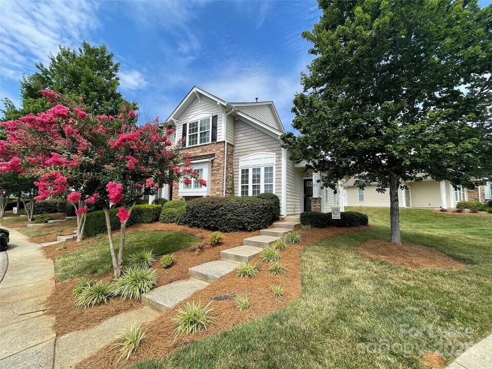 221 Spring Gardens Drive in Belmont, NC - Building Photo