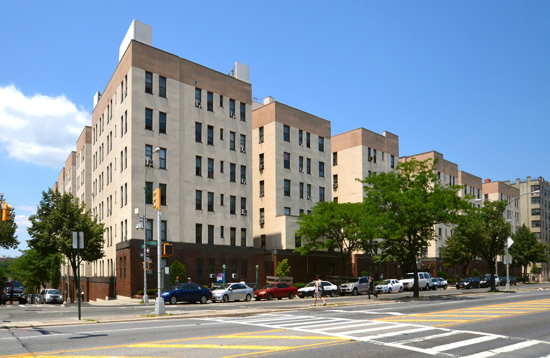 Roosevelt Gardens in Bronx, NY - Foto de edificio