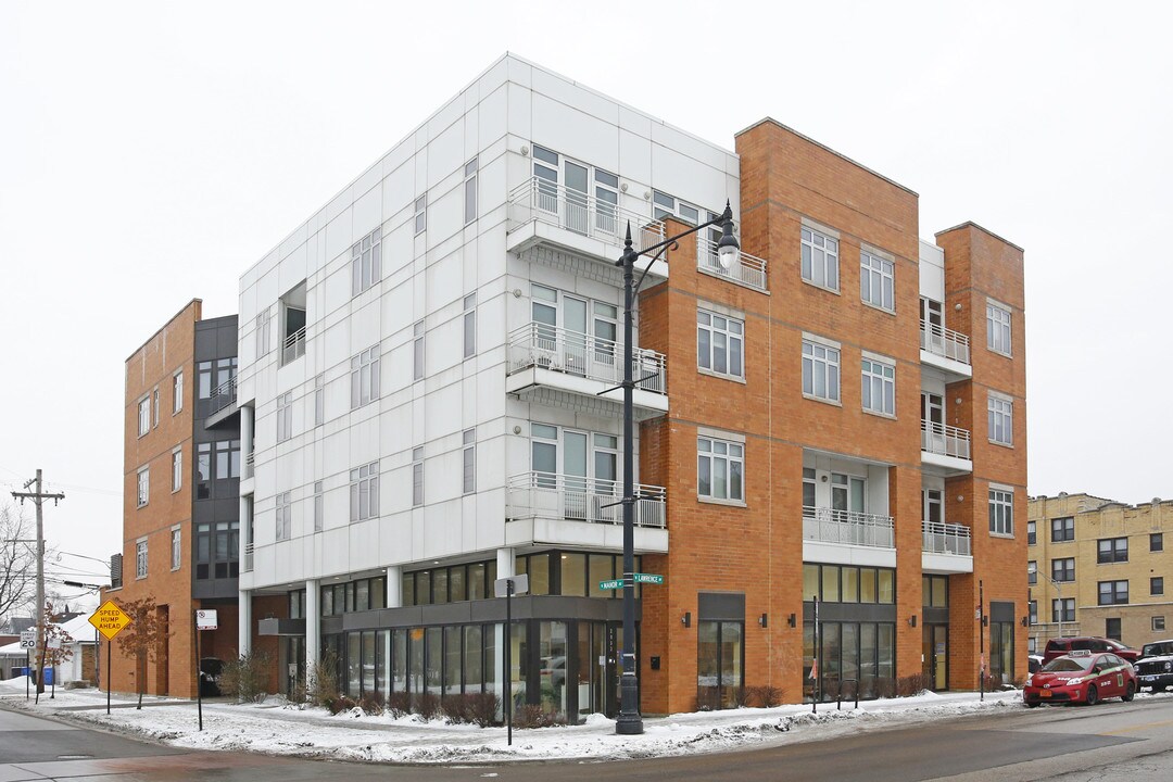 Manor's Gate in Chicago, IL - Building Photo