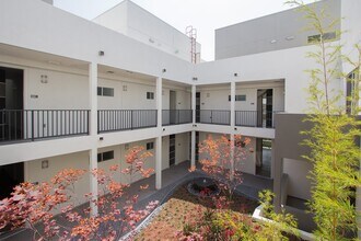 11929 Courtleigh Dr, Unit 203 in Los Angeles, CA - Building Photo - Building Photo