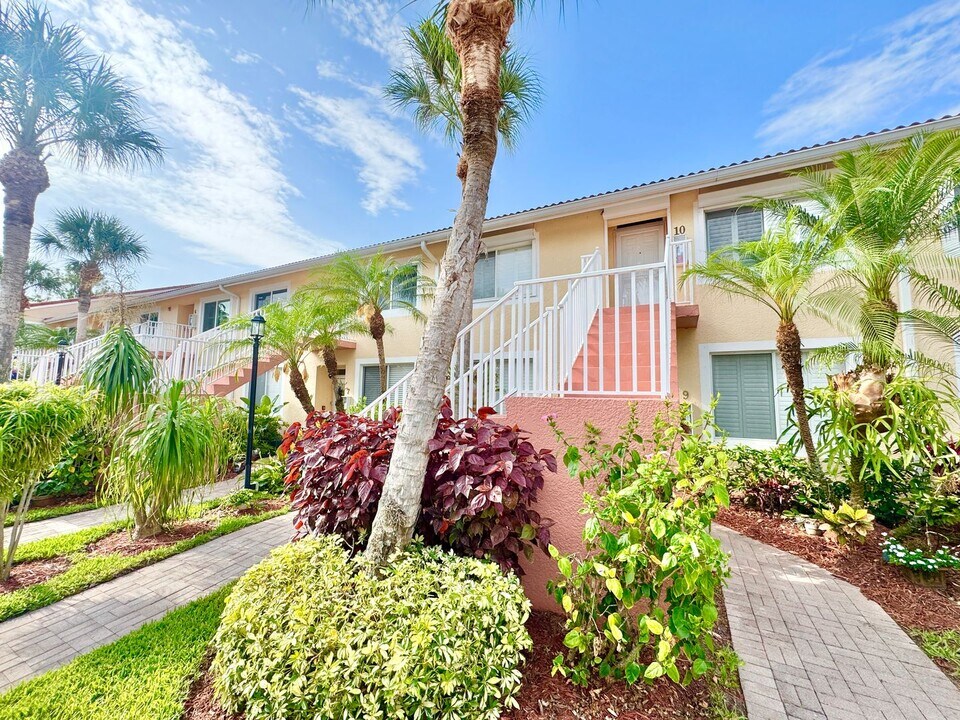 2415 Bayou Ln in Naples, FL - Building Photo