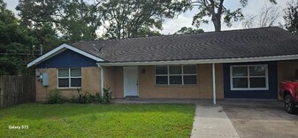 4102 California Ave in Dickinson, TX - Building Photo