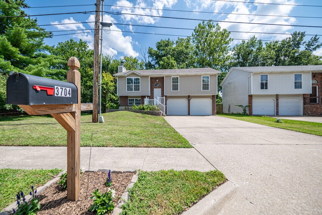 3704 Bethel St in Columbia, MO - Foto de edificio
